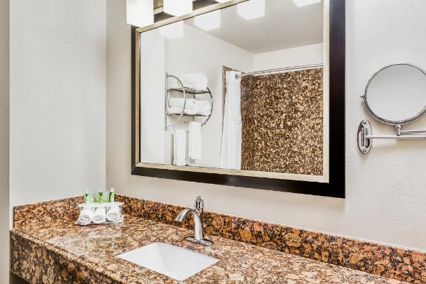 Holiday Inn Express Minden image 11