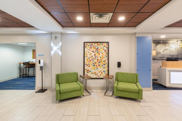 Holiday Inn Express Minden image 16